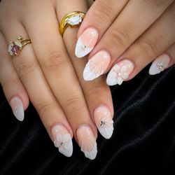 Soft elegance, blooming beauty. A little sparkle, a lot of charm.