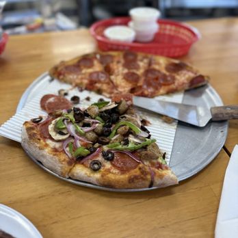 Zeppo's Pizza - Pepperoni/combination Pizza - Pizza Near Me - Bakersfield, California