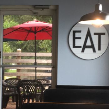 Tom's Chicken Shack - outside patio - Chicken Wings Near Me - Bartow, Florida