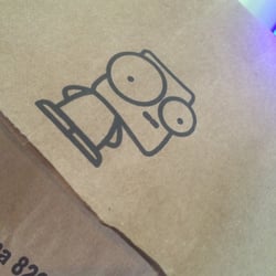Zhao, Asian Food Attack! - Simpática la bolsa con el cosito ese ojudo.