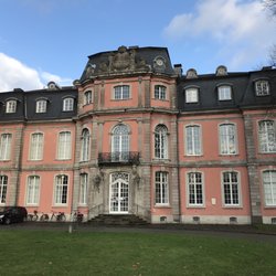 Schloss Jägerhof - Die Vorderseite.  The front.