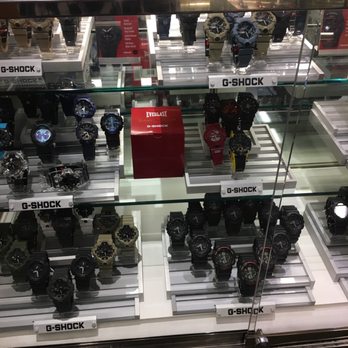 Macy's - Macy's picking out a gift - Department Stores Near Me - Aiea, Hawaii