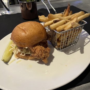 Yard House - Nashville Hot Chicken Sandwich - New American Near Me - Willow Grove, Pennsylvania