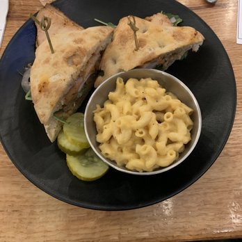 Pinehurst Brewing Company - Smoked turkey Sandwich with Mac and cheese - Brewpubs Near Me - Pinehurst, North Carolina