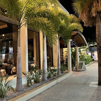 Bob Heilman's Beachcomber - the outside of the restaurant - Seafood Near Me - Clearwater Beach, Florida