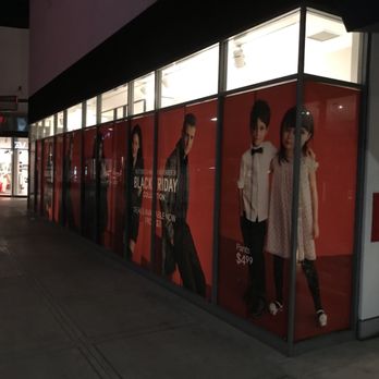 Studio 7 Graphics - H&M's holiday graphics install. We work all hours of the day to accommodate businesses. Interior installation - Graphic Design Near Me - Alhambra, California Studio 7 Graphics - H&M's holiday graphics install. We work all hours of the day to accommodate businesses. Interior installation - Graphic Design Near Me - Alhambra, California
