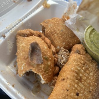 Empanada con cartílago y hueso. Lo más horrible que he probado. Las tuve que botar no me atreví a dar otro bocado.