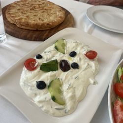 Restaurant Beim Belvedere - Tzatziki and garlic pita fresh from the oven