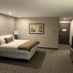 Riverhouse Lodge - Queen Bed