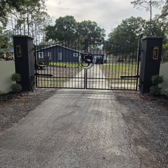 KSM Gates - Custom aluminum gate with liftmaster LA500 operators - Fences & Gates Near Me KSM Gates - Custom aluminum gate with liftmaster LA500 operators - Fences & Gates Near Me