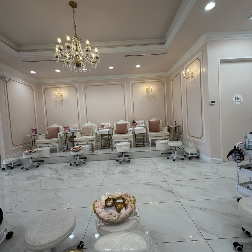Le Petit Salon - Nail Salons Near Me - Tustin, California
