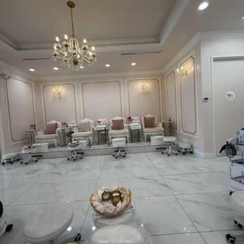 Le Petit Salon - Nail Salons Near Me - Tustin, California