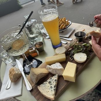 Verse Toujours - Cheese plate & small fries - French Near Me - Paris, 75 Verse Toujours - Cheese plate & small fries - French Near Me - Paris, 75