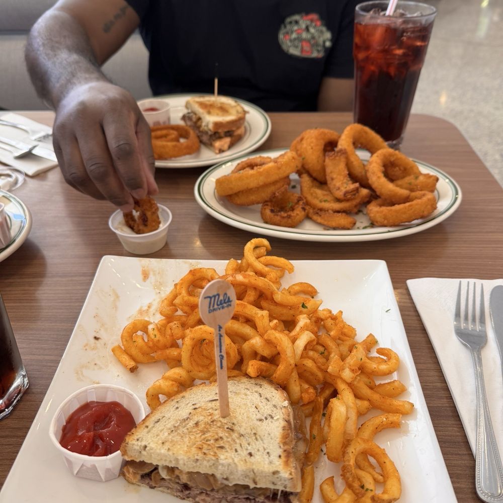 Mel's Drive-In - Mels Patty Melt - American Near Me - West Hollywood, California