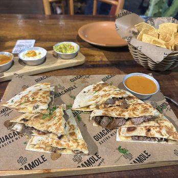 Guacamole - Steak quesadilla with chips and salsa - Bars Near Me - Rio de Janeiro, RJ