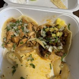 Taco de pollo y taco Al pastor Taco de pollo y taco Al pastor