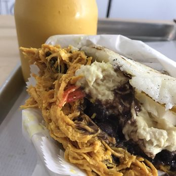 Saman - Arepa with 4 toppings and passion fruit smoothie - Venezuelan Near Me - Doral, Florida