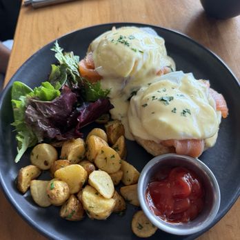 The Lantern Room - Salmon eggs Benedict - American Near Me - Monterey, California