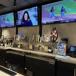 UNO Pizzeria & Grill - Bar area
