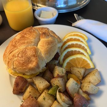 Milliken Creek Inn - Breakfast sandwich with potatoes - Hotels Near Me - Napa, California Milliken Creek Inn - Breakfast sandwich with potatoes - Hotels Near Me - Napa, California