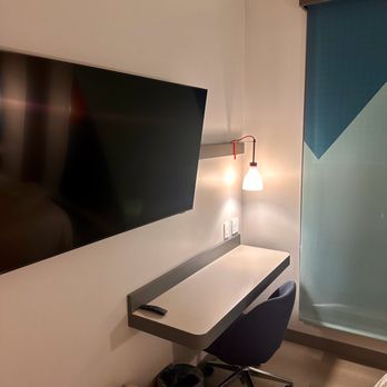avid hotel Brooklyn - Dyker Heights - Desk - Venues & Event Spaces Near Me - Brooklyn, New York