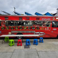 Tacos Reyes - Truck and seating area