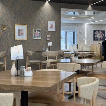 Brunch City Cafe - Lovely decor - Breakfast & Brunch Near Me - Des Plaines, Illinois