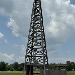 Spindletop-Gladys City Boomtown Museum - Derrick that reenacts the gusher