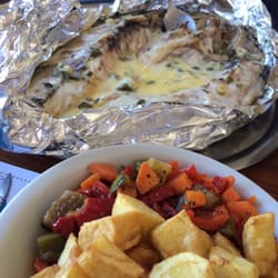 Posta del Faro - Corvina rubia al roquefort con papas y verduras