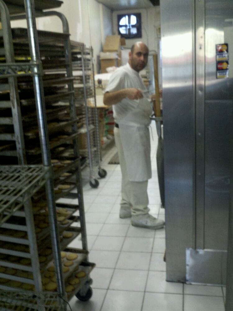 ARAZ BAKERY Updated September 2024 5637 Lankershim Blvd, North