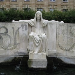 Schicksalsbrunnen - Die Schicksalsgöttin hält das Schicksal verschlossen in ihren Händen