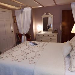 Grandstaff Room - Queen canopy bed