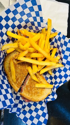 Dolma Deejis Deli by null