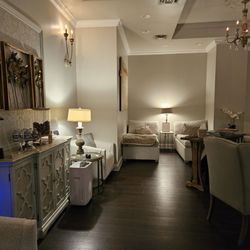 Woodhouse Spa - North Bethesda - Drawing room. I was given the option to change into a robe and slippers for my pedicure.