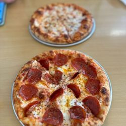 Furnos - Cheese and pepperoni individual pizzas