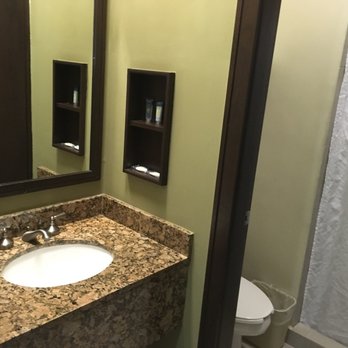 Hotel Alameda Express - Sink / closet area then shower/ toilet room - Hotels Near Me - Matamoros, TAM