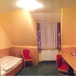 Gästehaus Herzogenaurach - Einzelzimmer mit kleinem Bett an der Wand. Der Horror für mich :-/