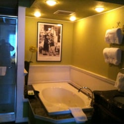 Buchareli Bay Lodge - Beautiful and cozy bath!