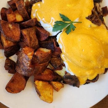 Frankie & Lola's Front Street Cafe - Eggs Benedict with mushrooms over grits with country potatoes - Breakfast & Brunch Near Me - Morro Bay, California