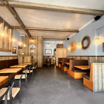 Blue Barn - The upstairs dining room - 9/10/26 - Salad Near Me - San Francisco, California Blue Barn - The upstairs dining room - 9/10/26 - Salad Near Me - San Francisco, California