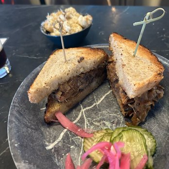 La Cabra Brewing Smokehouse - short rib sandwich special - Brewpubs Near Me - Bryn Mawr, Pennsylvania La Cabra Brewing Smokehouse - short rib sandwich special - Brewpubs Near Me - Bryn Mawr, Pennsylvania
