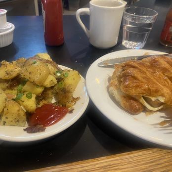 Bella's Cafe - Egg sandwich with home fries - Breakfast & Brunch Near Me - New Haven, Connecticut