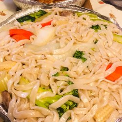 Canton Chinese Food - Pan fried noodles with chicken. Good. Just don't order chow mein! It doesn't have noodles.