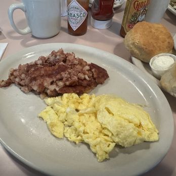Lindy's Restaurant - 2 Eggs and Corned Beef Hash - Diners Near Me - Dallas, Texas Lindy's Restaurant - 2 Eggs and Corned Beef Hash - Diners Near Me - Dallas, Texas