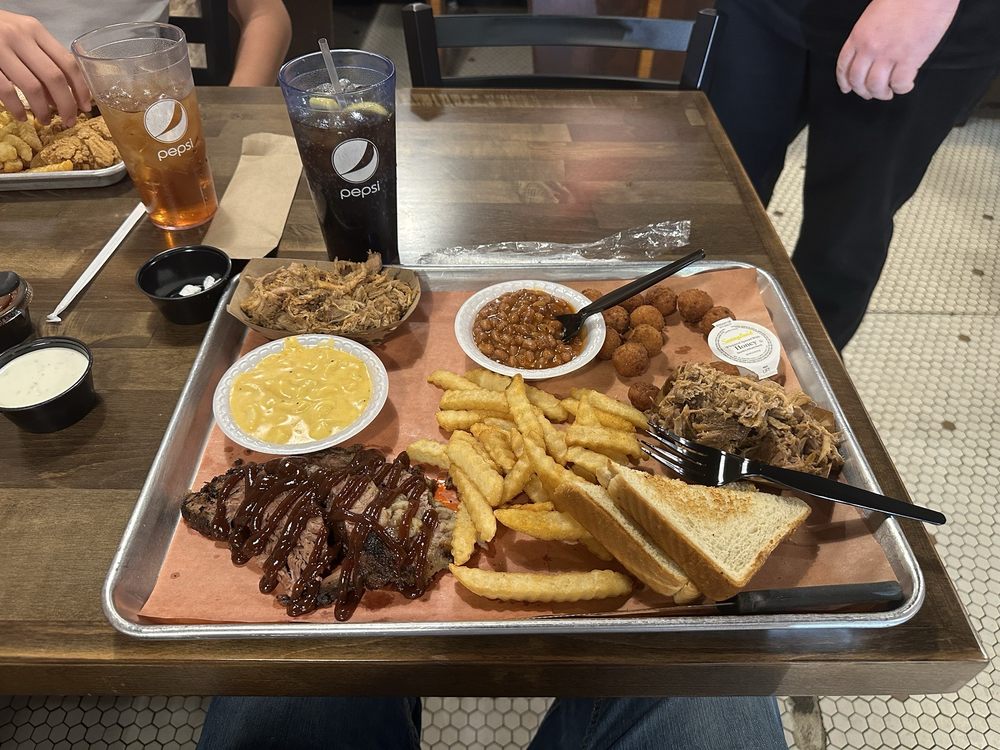 Royalls BBQ & Grill Logo
