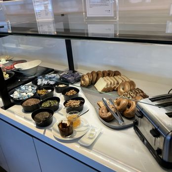 United Club - Phoenix - Airport Lounges Near Me - Phoenix, Arizona