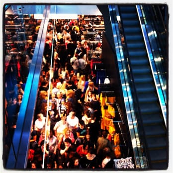 Primark - Eintreten und vom Strom tragen lassen - Fashion Near Me - Berlin, BE