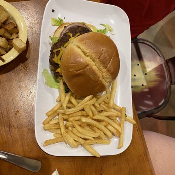 Ruby Slipper Orange Beach - Bacon Cheeseburger with Fries - Cafes Near Me - Orange Beach, Alabama