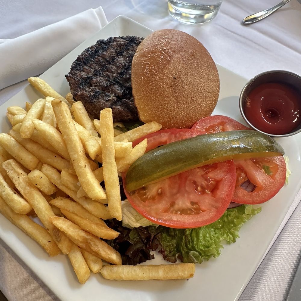 75 Main - main burger - New American Near Me - Southampton, New York