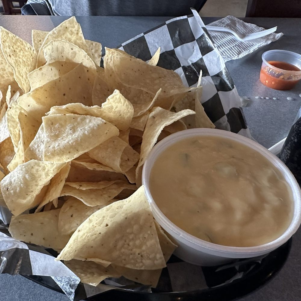 4oz Chips & Queso